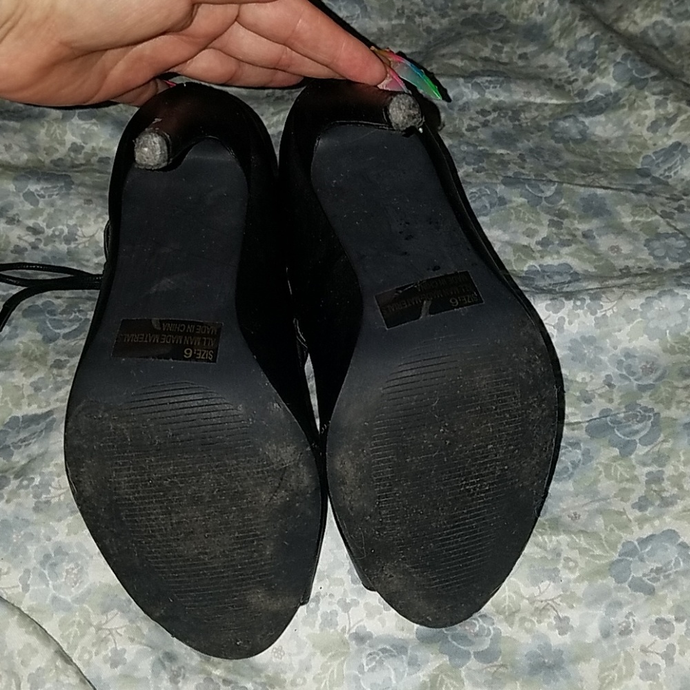 Shoes - Picture 4 of 5